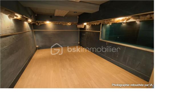 MONTREUIL – 138 M² – BUREAUX / ACTIVITÉ – VENDU OCCUPÉ – CRÉDIT VENDEUR À 2 %

⭐Secteur recherché et très bien desservi ! 

Investisseurs, professions libérales, projet de cabinet médical ou paramédical : une opportunité à étudier à Montreuil !

Découvrez cet ensemble professionnel, dans un immeuble récent  d’environ 138 m² répartis entre rez-de-chaussée et sous-sol, aménagé en plusieurs espaces de travail et actuellement exploité en bureaux équipés avec mises à disposition.

Sa configuration offre de nombreuses possibilités d’exploitation : bureaux, professions libérales, activités de services, voire cabinet médical ou paramédical sous réserve de la conformité réglementaire, de l’accessibilité et des autorisations nécessaires au projet envisagé.

Le bien bénéficie aujourd’hui d’une exploitation existante générant des revenus. Les conventions de mise à disposition associent aux bureaux différentes prestations : 
internet, chauffage et électricité, entretien, accès à une salle de réunion, espaces communs, cuisine équipée et gestion des accès.

⭐ LE VRAI PLUS : UN CRÉDIT VENDEUR À 2 %

Dans un contexte où le coût du financement bancaire pèse de plus en plus sur les projets d’investissement, le vendeur propose une solution de financement à 2 %, avec un apport de 200 000 €, selon conditions à définir.

Une opportunité particulièrement intéressante pour un investisseur souhaitant acquérir un actif déjà exploité, mais également pour un professionnel souhaitant étudier à terme l'installation de sa propre activité.

📍 Montreuil (93100) – secteur recherché et bien desservi.
🏢 Environ 138 m² – RDC + sous-sol
💼 Bureaux équipés – actuellement occupés
💰 Revenus immédiats
⭐ Crédit vendeur à 2 % – apport 200 000 €

Une configuration polyvalente, des revenus existants et surtout un financement à 2 % : un dossier qui mérite clairement d’être étudié.

Dossier et éléments financiers communiqués sur demande dans le respect des obligations réglementaires.