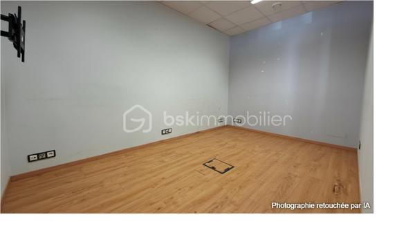 MONTREUIL – 138 M² – BUREAUX / ACTIVITÉ – VENDU OCCUPÉ – CRÉDIT VENDEUR À 2 %

⭐Secteur recherché et très bien desservi ! 

Investisseurs, professions libérales, projet de cabinet médical ou paramédical : une opportunité à étudier à Montreuil !

Découvrez cet ensemble professionnel, dans un immeuble récent  d’environ 138 m² répartis entre rez-de-chaussée et sous-sol, aménagé en plusieurs espaces de travail et actuellement exploité en bureaux équipés avec mises à disposition.

Sa configuration offre de nombreuses possibilités d’exploitation : bureaux, professions libérales, activités de services, voire cabinet médical ou paramédical sous réserve de la conformité réglementaire, de l’accessibilité et des autorisations nécessaires au projet envisagé.

Le bien bénéficie aujourd’hui d’une exploitation existante générant des revenus. Les conventions de mise à disposition associent aux bureaux différentes prestations : 
internet, chauffage et électricité, entretien, accès à une salle de réunion, espaces communs, cuisine équipée et gestion des accès.

⭐ LE VRAI PLUS : UN CRÉDIT VENDEUR À 2 %

Dans un contexte où le coût du financement bancaire pèse de plus en plus sur les projets d’investissement, le vendeur propose une solution de financement à 2 %, avec un apport de 200 000 €, selon conditions à définir.

Une opportunité particulièrement intéressante pour un investisseur souhaitant acquérir un actif déjà exploité, mais également pour un professionnel souhaitant étudier à terme l'installation de sa propre activité.

📍 Montreuil (93100) – secteur recherché et bien desservi.
🏢 Environ 138 m² – RDC + sous-sol
💼 Bureaux équipés – actuellement occupés
💰 Revenus immédiats
⭐ Crédit vendeur à 2 % – apport 200 000 €

Une configuration polyvalente, des revenus existants et surtout un financement à 2 % : un dossier qui mérite clairement d’être étudié.

Dossier et éléments financiers communiqués sur demande dans le respect des obligations réglementaires.