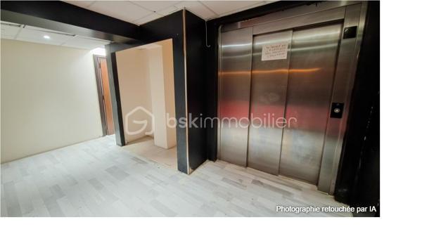 MONTREUIL – 138 M² – BUREAUX / ACTIVITÉ – VENDU OCCUPÉ – CRÉDIT VENDEUR À 2 %

⭐Secteur recherché et très bien desservi ! 

Investisseurs, professions libérales, projet de cabinet médical ou paramédical : une opportunité à étudier à Montreuil !

Découvrez cet ensemble professionnel, dans un immeuble récent  d’environ 138 m² répartis entre rez-de-chaussée et sous-sol, aménagé en plusieurs espaces de travail et actuellement exploité en bureaux équipés avec mises à disposition.

Sa configuration offre de nombreuses possibilités d’exploitation : bureaux, professions libérales, activités de services, voire cabinet médical ou paramédical sous réserve de la conformité réglementaire, de l’accessibilité et des autorisations nécessaires au projet envisagé.

Le bien bénéficie aujourd’hui d’une exploitation existante générant des revenus. Les conventions de mise à disposition associent aux bureaux différentes prestations : 
internet, chauffage et électricité, entretien, accès à une salle de réunion, espaces communs, cuisine équipée et gestion des accès.

⭐ LE VRAI PLUS : UN CRÉDIT VENDEUR À 2 %

Dans un contexte où le coût du financement bancaire pèse de plus en plus sur les projets d’investissement, le vendeur propose une solution de financement à 2 %, avec un apport de 200 000 €, selon conditions à définir.

Une opportunité particulièrement intéressante pour un investisseur souhaitant acquérir un actif déjà exploité, mais également pour un professionnel souhaitant étudier à terme l'installation de sa propre activité.

📍 Montreuil (93100) – secteur recherché et bien desservi.
🏢 Environ 138 m² – RDC + sous-sol
💼 Bureaux équipés – actuellement occupés
💰 Revenus immédiats
⭐ Crédit vendeur à 2 % – apport 200 000 €

Une configuration polyvalente, des revenus existants et surtout un financement à 2 % : un dossier qui mérite clairement d’être étudié.

Dossier et éléments financiers communiqués sur demande dans le respect des obligations réglementaires.