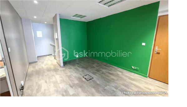 MONTREUIL – 138 M² – BUREAUX / ACTIVITÉ – VENDU OCCUPÉ – CRÉDIT VENDEUR À 2 %

⭐Secteur recherché et très bien desservi ! 

Investisseurs, professions libérales, projet de cabinet médical ou paramédical : une opportunité à étudier à Montreuil !

Découvrez cet ensemble professionnel, dans un immeuble récent  d’environ 138 m² répartis entre rez-de-chaussée et sous-sol, aménagé en plusieurs espaces de travail et actuellement exploité en bureaux équipés avec mises à disposition.

Sa configuration offre de nombreuses possibilités d’exploitation : bureaux, professions libérales, activités de services, voire cabinet médical ou paramédical sous réserve de la conformité réglementaire, de l’accessibilité et des autorisations nécessaires au projet envisagé.

Le bien bénéficie aujourd’hui d’une exploitation existante générant des revenus. Les conventions de mise à disposition associent aux bureaux différentes prestations : 
internet, chauffage et électricité, entretien, accès à une salle de réunion, espaces communs, cuisine équipée et gestion des accès.

⭐ LE VRAI PLUS : UN CRÉDIT VENDEUR À 2 %

Dans un contexte où le coût du financement bancaire pèse de plus en plus sur les projets d’investissement, le vendeur propose une solution de financement à 2 %, avec un apport de 200 000 €, selon conditions à définir.

Une opportunité particulièrement intéressante pour un investisseur souhaitant acquérir un actif déjà exploité, mais également pour un professionnel souhaitant étudier à terme l'installation de sa propre activité.

📍 Montreuil (93100) – secteur recherché et bien desservi.
🏢 Environ 138 m² – RDC + sous-sol
💼 Bureaux équipés – actuellement occupés
💰 Revenus immédiats
⭐ Crédit vendeur à 2 % – apport 200 000 €

Une configuration polyvalente, des revenus existants et surtout un financement à 2 % : un dossier qui mérite clairement d’être étudié.

Dossier et éléments financiers communiqués sur demande dans le respect des obligations réglementaires.