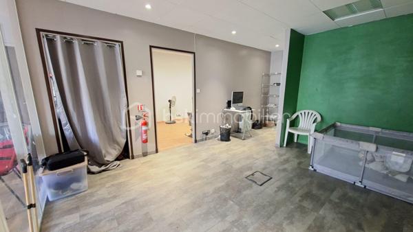 MONTREUIL – 138 M² – BUREAUX / ACTIVITÉ – VENDU OCCUPÉ – CRÉDIT VENDEUR À 2 %

⭐Secteur recherché et très bien desservi ! 

Investisseurs, professions libérales, projet de cabinet médical ou paramédical : une opportunité à étudier à Montreuil !

Découvrez cet ensemble professionnel, dans un immeuble récent  d’environ 138 m² répartis entre rez-de-chaussée et sous-sol, aménagé en plusieurs espaces de travail et actuellement exploité en bureaux équipés avec mises à disposition.

Sa configuration offre de nombreuses possibilités d’exploitation : bureaux, professions libérales, activités de services, voire cabinet médical ou paramédical sous réserve de la conformité réglementaire, de l’accessibilité et des autorisations nécessaires au projet envisagé.

Le bien bénéficie aujourd’hui d’une exploitation existante générant des revenus. Les conventions de mise à disposition associent aux bureaux différentes prestations : 
internet, chauffage et électricité, entretien, accès à une salle de réunion, espaces communs, cuisine équipée et gestion des accès.

⭐ LE VRAI PLUS : UN CRÉDIT VENDEUR À 2 %

Dans un contexte où le coût du financement bancaire pèse de plus en plus sur les projets d’investissement, le vendeur propose une solution de financement à 2 %, avec un apport de 200 000 €, selon conditions à définir.

Une opportunité particulièrement intéressante pour un investisseur souhaitant acquérir un actif déjà exploité, mais également pour un professionnel souhaitant étudier à terme l'installation de sa propre activité.

📍 Montreuil (93100) – secteur recherché et bien desservi.
🏢 Environ 138 m² – RDC + sous-sol
💼 Bureaux équipés – actuellement occupés
💰 Revenus immédiats
⭐ Crédit vendeur à 2 % – apport 200 000 €

Une configuration polyvalente, des revenus existants et surtout un financement à 2 % : un dossier qui mérite clairement d’être étudié.

Dossier et éléments financiers communiqués sur demande dans le respect des obligations réglementaires.