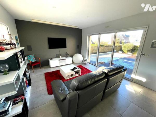 Maison traditionnelle avec piscine, grande terrasse et 4 chambres à Ploeren, proche commerces