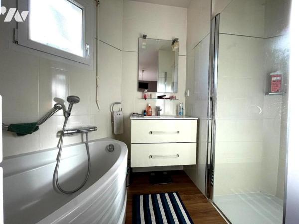 Maison traditionnelle avec piscine, grande terrasse et 4 chambres à Ploeren, proche commerces