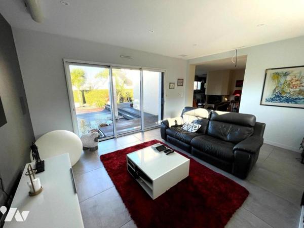 Maison traditionnelle avec piscine, grande terrasse et 4 chambres à Ploeren, proche commerces
