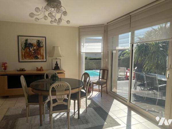 Maison traditionnelle avec piscine, grande terrasse et 4 chambres à Ploeren, proche commerces