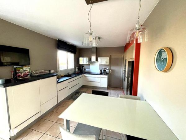Maison traditionnelle avec piscine, grande terrasse et 4 chambres à Ploeren, proche commerces