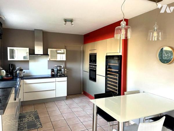 Maison traditionnelle avec piscine, grande terrasse et 4 chambres à Ploeren, proche commerces
