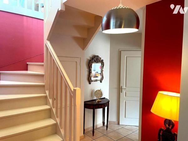 Maison traditionnelle avec piscine, grande terrasse et 4 chambres à Ploeren, proche commerces