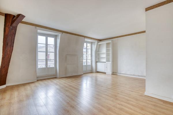 Versailles Notre-Dame rue Hoche Appartement duplex 5 pièces 4 chambres 122.80 m² au sol (109 m² carrez) situé au 3ème et dernier étage avec cave et place de parking en option €890 000 ** - Référence 25401