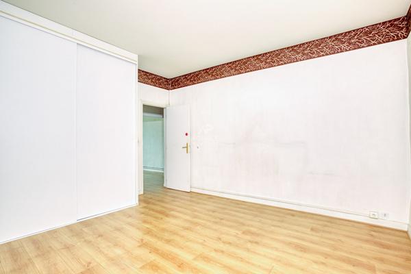 Versailles Notre-Dame rue Hoche Appartement duplex 5 pièces 4 chambres 122.80 m² au sol (109 m² carrez) situé au 3ème et dernier étage avec cave et place de parking en option €890 000 ** - Référence 25401