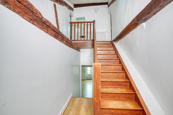 Versailles Notre-Dame rue Hoche Appartement duplex 5 pièces 4 chambres 122.80 m² au sol (109 m² carrez) situé au 3ème et dernier étage avec cave et place de parking en option €890 000 ** - Référence 25401