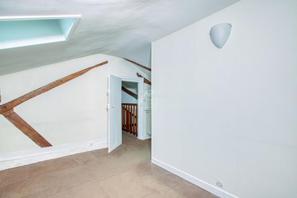 Versailles Notre-Dame rue Hoche Appartement duplex 5 pièces 4 chambres 122.80 m² au sol (109 m² carrez) situé au 3ème et dernier étage avec cave et place de parking en option €890 000 ** - Référence 25401