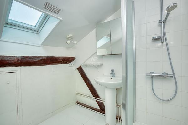 Versailles Notre-Dame rue Hoche Appartement duplex 5 pièces 4 chambres 122.80 m² au sol (109 m² carrez) situé au 3ème et dernier étage avec cave et place de parking en option €890 000 ** - Référence 25401