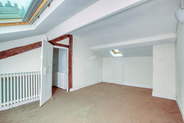 Versailles Notre-Dame rue Hoche Appartement duplex 5 pièces 4 chambres 122.80 m² au sol (109 m² carrez) situé au 3ème et dernier étage avec cave et place de parking en option €890 000 ** - Référence 25401