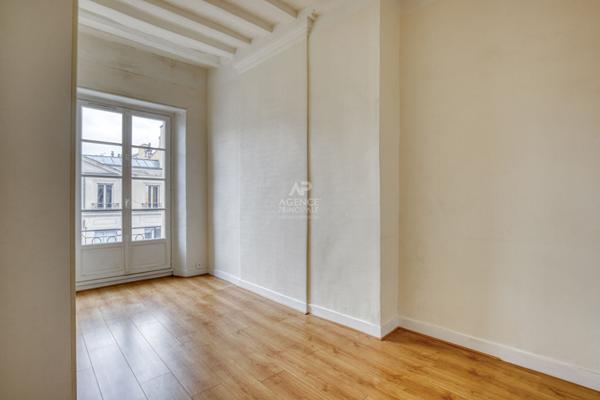 Versailles Notre-Dame rue Hoche Appartement duplex 5 pièces 4 chambres 122.80 m² au sol (109 m² carrez) situé au 3ème et dernier étage avec cave et place de parking en option €890 000 ** - Référence 25401