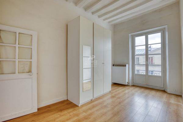Versailles Notre-Dame rue Hoche Appartement duplex 5 pièces 4 chambres 122.80 m² au sol (109 m² carrez) situé au 3ème et dernier étage avec cave et place de parking en option €890 000 ** - Référence 25401