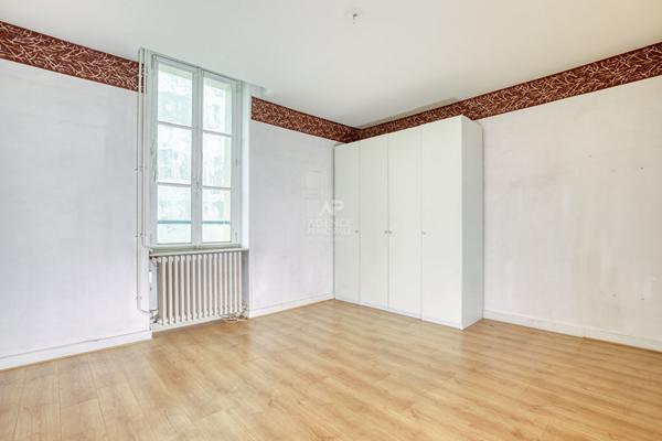 Versailles Notre-Dame rue Hoche Appartement duplex 5 pièces 4 chambres 122.80 m² au sol (109 m² carrez) situé au 3ème et dernier étage avec cave et place de parking en option €890 000 ** - Référence 25401