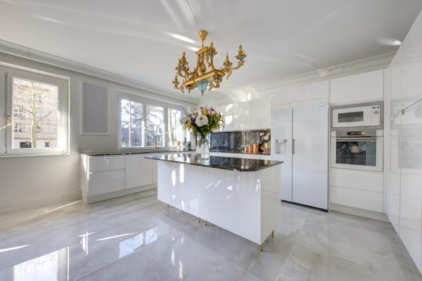 Appartement
         5 pièces
        - 163 m² Bien prestige 1 950 000 € *