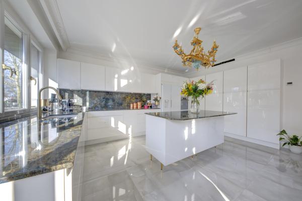 Appartement
         5 pièces
        - 163 m² Bien prestige 1 950 000 € *