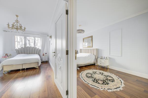 Appartement
         5 pièces
        - 163 m² Bien prestige 1 950 000 € *