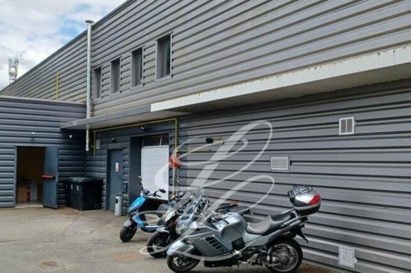 Location - COMMERCE 1180 m 2