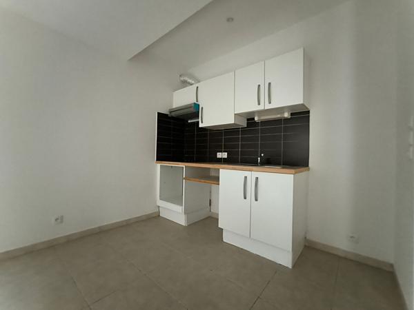 CARCASSONNE, Appartement Carcassonne 2 pièces 36 m² au rez-de-chaussée avec cour de 13 m²