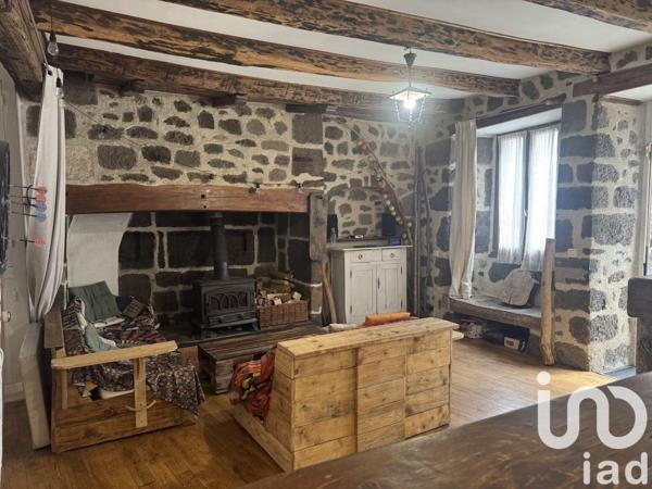 Maison de village 4 pièces de 83 m² à Vic-sur-Cère (15800)