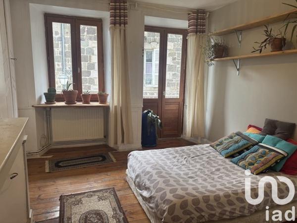 Maison de village 4 pièces de 83 m² à Vic-sur-Cère (15800)