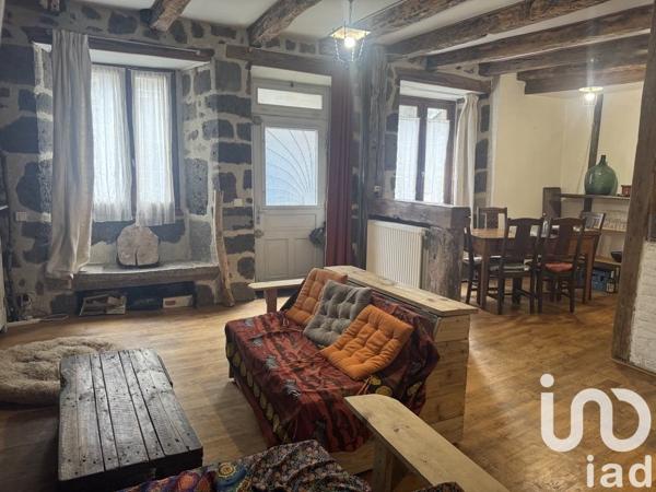 Maison de village 4 pièces de 83 m² à Vic-sur-Cère (15800)