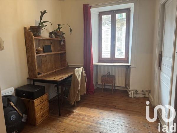 Maison de village 4 pièces de 83 m² à Vic-sur-Cère (15800)