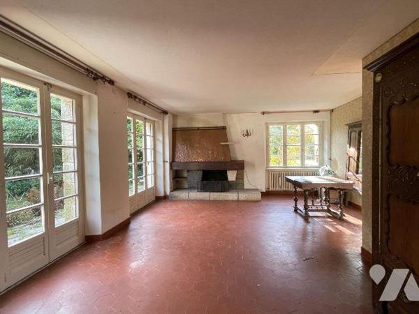 En campagne, cadre résolument verdoyant pour cette maison de bonne construction profitant de be...