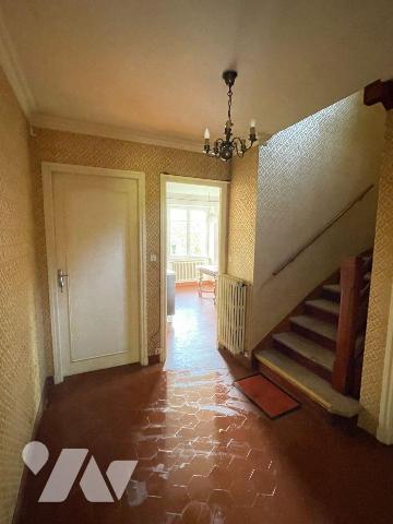 En campagne, cadre résolument verdoyant pour cette maison de bonne construction profitant de be...