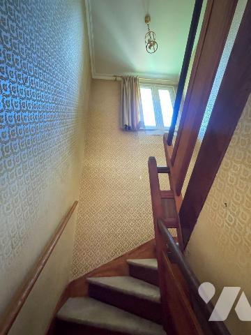 En campagne, cadre résolument verdoyant pour cette maison de bonne construction profitant de be...