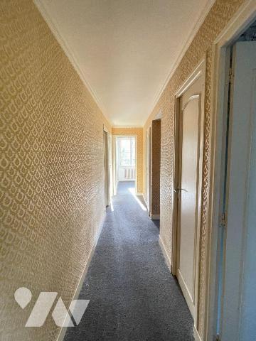 En campagne, cadre résolument verdoyant pour cette maison de bonne construction profitant de be...