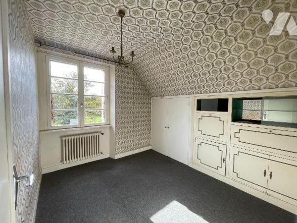 En campagne, cadre résolument verdoyant pour cette maison de bonne construction profitant de be...