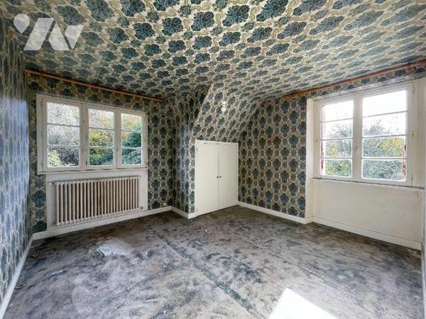 En campagne, cadre résolument verdoyant pour cette maison de bonne construction profitant de be...