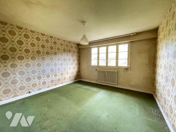 En campagne, cadre résolument verdoyant pour cette maison de bonne construction profitant de be...