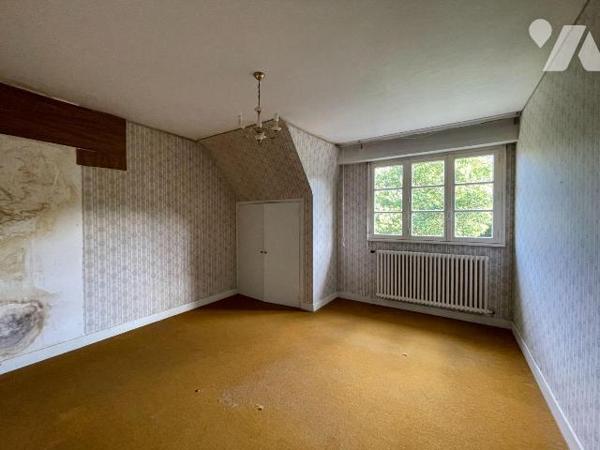 En campagne, cadre résolument verdoyant pour cette maison de bonne construction profitant de be...