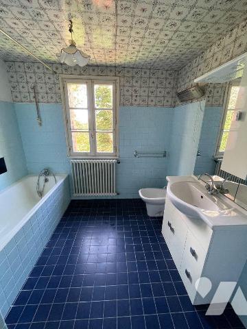 En campagne, cadre résolument verdoyant pour cette maison de bonne construction profitant de be...