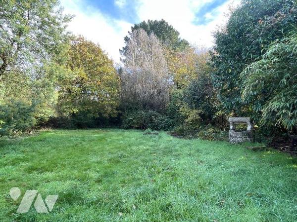 En campagne, cadre résolument verdoyant pour cette maison de bonne construction profitant de be...