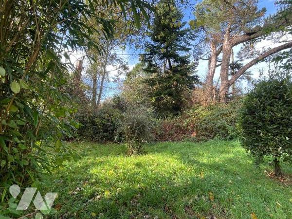 En campagne, cadre résolument verdoyant pour cette maison de bonne construction profitant de be...