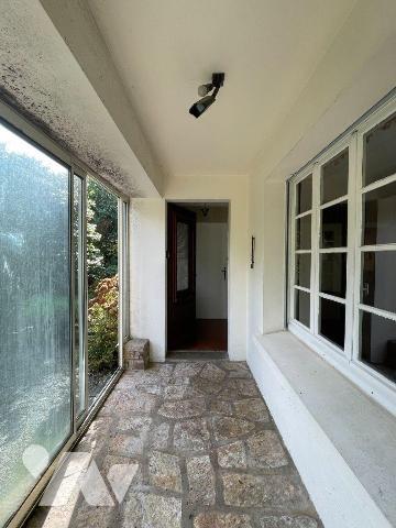 En campagne, cadre résolument verdoyant pour cette maison de bonne construction profitant de be...