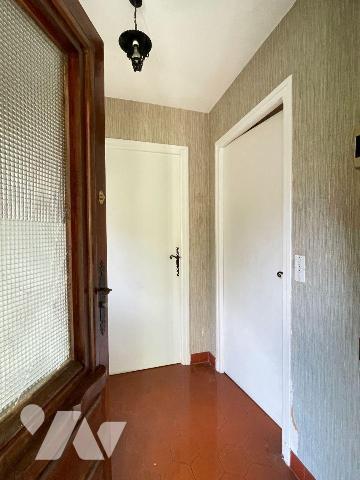 En campagne, cadre résolument verdoyant pour cette maison de bonne construction profitant de be...