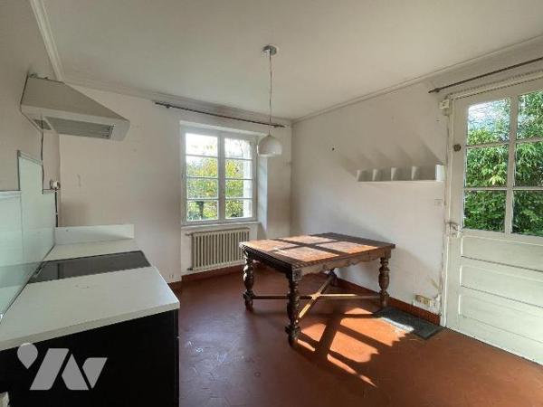 En campagne, cadre résolument verdoyant pour cette maison de bonne construction profitant de be...