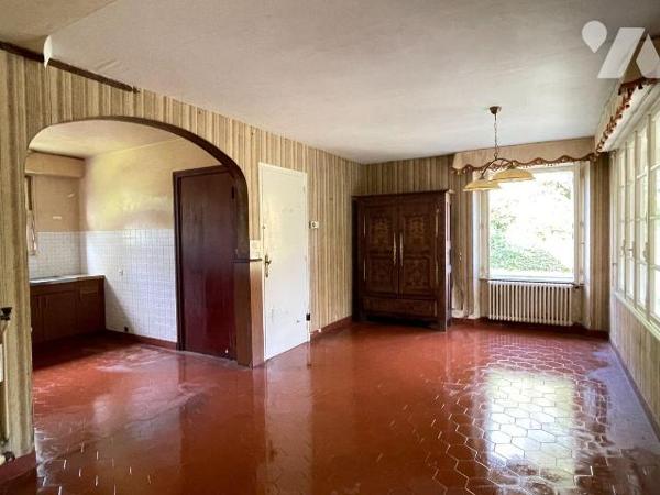 En campagne, cadre résolument verdoyant pour cette maison de bonne construction profitant de be...