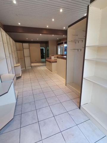 Local commercial à vendre à Guerlesquin dans le Finistère (29650), ref : FMCO0407