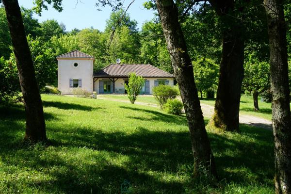 Charmante villa périgourdine au coeur d'un écrin de verdure, dans le parc naturel du Périgord vert.
