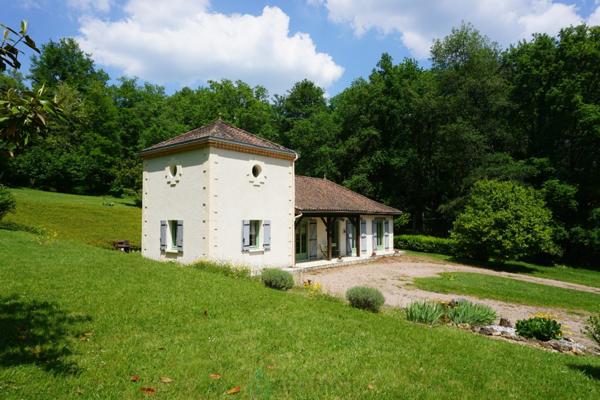 Charmante villa périgourdine au coeur d'un écrin de verdure, dans le parc naturel du Périgord vert.