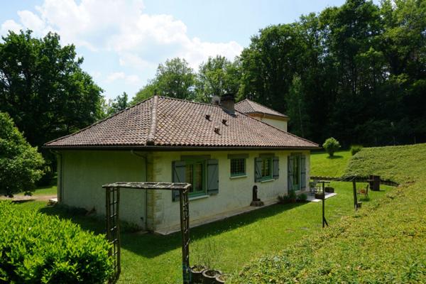 Charmante villa périgourdine au coeur d'un écrin de verdure, dans le parc naturel du Périgord vert.