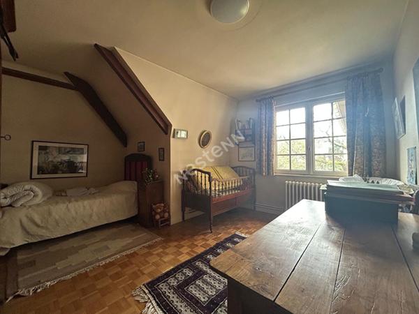 Maison familiale 8 pièces - 6 chambres de 223 m² - Proche Gare de Pontoise